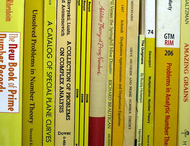 Fotografía de libros amarillos de matemáticas